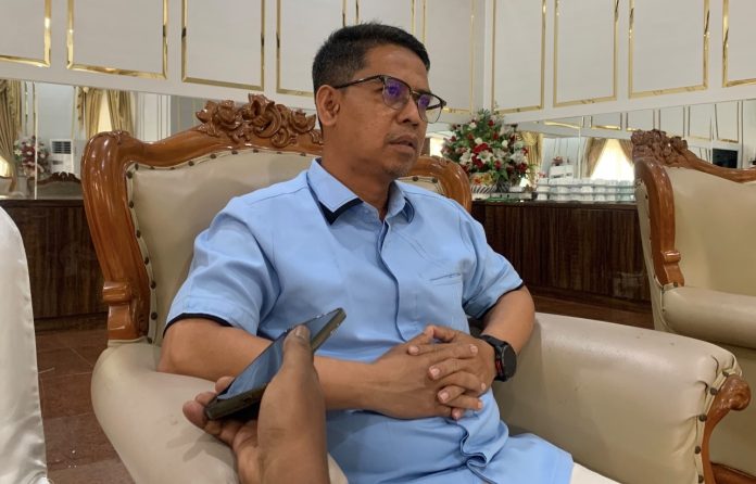 Bupati Karimun, Iskandarsyah, mengimbau masyarakat untuk tetap bersabar