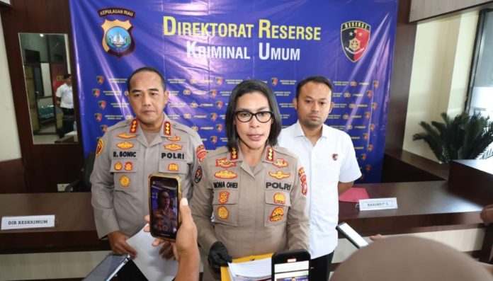Kabid Humas menjelaskan bahwa hingga saat ini penyidik telah memeriksa 26 Kabid Humas menjelaskan bahwa hingga saat ini penyidik telah memeriksa 26 orang saksi yang berasal dari berbagai pihak, meliputi pelapor