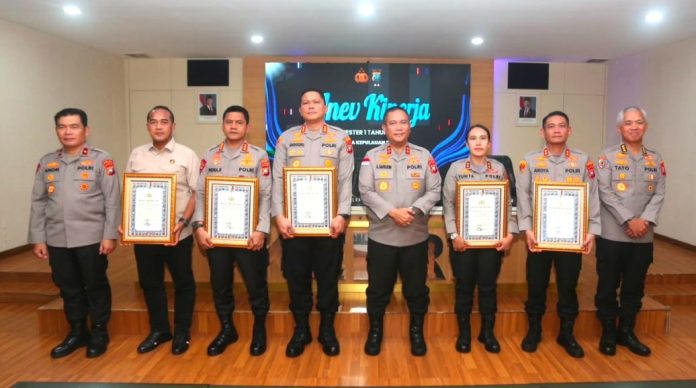 Kapolda Kepri Serahkan Penghargaan Kapolri, Lima Satker Raih Predikat Pelayanan Prima Kapolda Kepri Serahkan Penghargaan Kapolri, Lima Satker Raih Predikat Pelayanan Prima