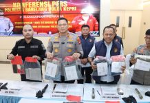 Kapolresta Barelang Paparkan Kronologi Kasus Pengeroyokan dan Penganiayaan yang Viral di Media Sosial Kapolresta Barelang Paparkan Kronologi Kasus Pengeroyokan dan Penganiayaan yang Viral di Media Sosial