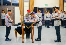 Kapolri Pimpin Pelantikan dan Sertijab Enam Kapolda Jajaran, 2 Naik Pangkat Komjen Kapolri Pimpin Pelantikan dan Sertijab Enam Kapolda Jajaran, 2 Naik Pangkat Komjen