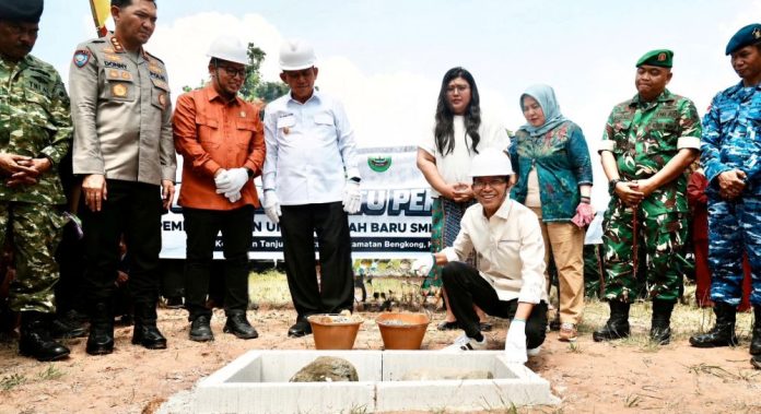 Kepala BP Batam sekaligus Wali Kota Batam, Amsakar Achmad Kepala BP Batam sekaligus Wali Kota Batam, Amsakar Achmad, menegaskan komitmen BP Batam dalam mendukung pembangunan sumber daya manusia melalui penyediaan lahan bagi pembangunan Unit Sekolah Baru