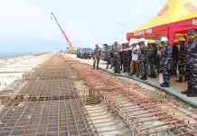 Dermaga Lampung Diperlebar Demi Kapal Tempur Raksasa, Pulau Kelagian Disulap Jadi Benteng Maritim Koarmada RI menerima penjelasan mengenai progres pengembangan infrastruktur militer di Lanal Lampung. (Foto: Dok. Dispen Koarmada RI)