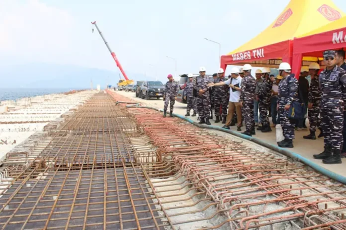 Koarmada RI menerima penjelasan mengenai progres pengembangan infrastruktur militer di Lanal Lampung. (Foto: Dok. Dispen Koarmada RI) Koarmada RI menerima penjelasan mengenai progres pengembangan infrastruktur militer di Lanal Lampung. (Foto: Dok. Dispen Koarmada RI)