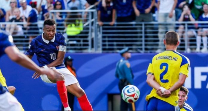 Kapten Prancis Kylian Mbappé kembali menjadi bintang lapangan dengan mencetak dua gol