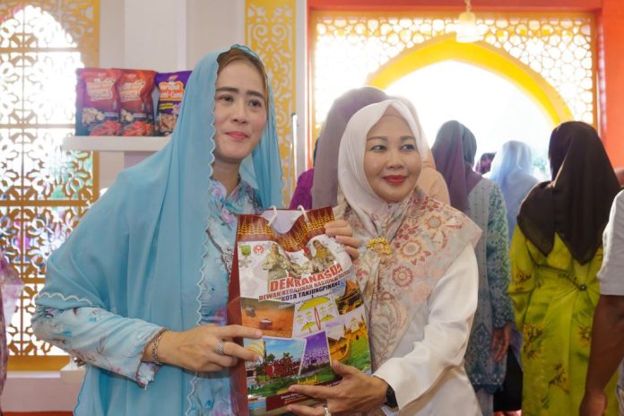 Ny. Sinta Aneng Hadiri Pembukaan Bazar MTQ XII Kepri 2026 di Tanjungpinang Ny. Sinta Aneng Hadiri Pembukaan Bazar MTQ XII Kepri 2026 di Tanjungpinang