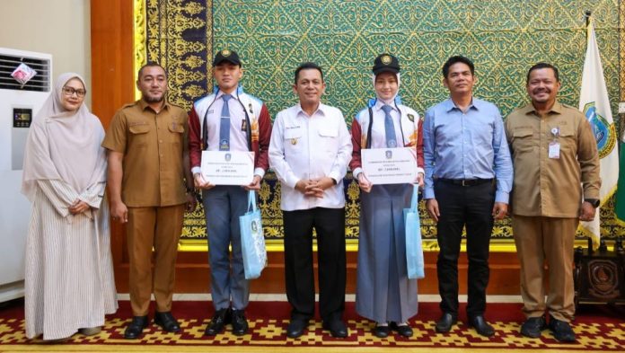 Pesan Gubernur Kepri ke Calon Paskibraka Muhammad Salman Farisi dan Raudah Mabrura