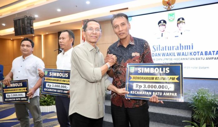 RT, RW, dan LPM Batuampar Apresiasi Amsakar-Li Claudia RT, RW, dan LPM Batuampar Apresiasi Amsakar-Li Claudia