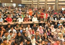 Gubernur Mahyeldi Janji Nobar Piala Dunia di Kantor Gubernur Sumbar Berlanjut hingga Final Ribuan warga memadati kawasan Kantor Gubernur nobar perempat final Piala Dunia 2026