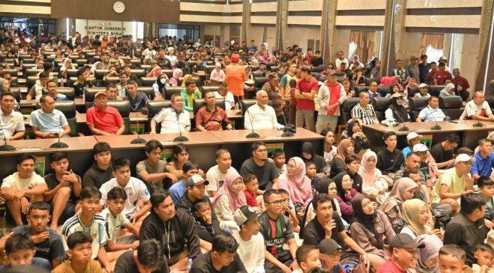 Ribuan warga memadati kawasan Kantor Gubernur nobar perempat final Piala Dunia 2026 Ribuan warga memadati kawasan Kantor Gubernur nobar perempat final Piala Dunia 2026
