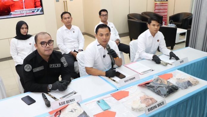 Satreskrim Polresta Barelang Ungkap Kasus Persetubuhan Anak Satreskrim Polresta Barelang Ungkap Kasus Persetubuhan Anak