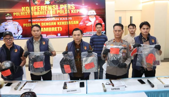 Satreskrim Polresta Barelang Ungkap Modus Tiga Pelaku Jambret di Polsek Nongsa, Satu Pelaku DPO Satreskrim Polresta Barelang Ungkap Modus Tiga Pelaku Jambret di Polsek Nongsa, Satu Pelaku DPO