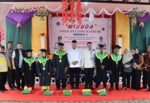 Sekda Bintan Mewisuda 34 Atok Nenek dari Sekolah Lansia Kasih Ibu Desa Sebong Lagoi Sekda Bintan Mewisuda 34 Atok Nenek dari Sekolah Lansia Kasih Ibu Desa Sebong Lagoi