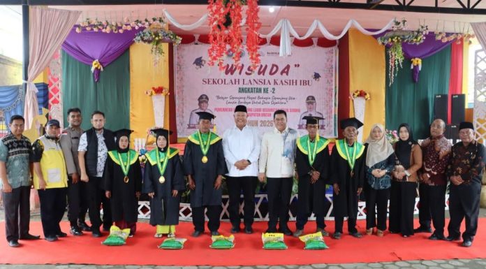 Sekda Bintan Mewisuda 34 Atok Nenek dari Sekolah Lansia Kasih Ibu Desa Sebong Lagoi Sekda Bintan Mewisuda 34 Atok Nenek dari Sekolah Lansia Kasih Ibu Desa Sebong Lagoi