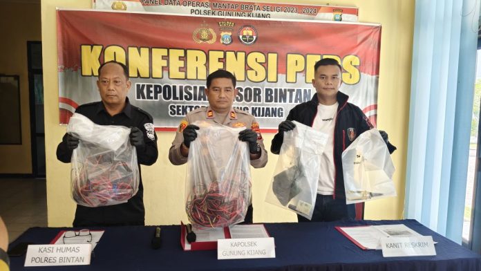 Seorang Pemuda Diamankan Polsek Gunung Kijang Diduga Curi Kabel Gedung Kopdes Merah Putih Seorang Pemuda Diamankan Polsek Gunung Kijang Diduga Curi Kabel Gedung Kopdes Merah Putih