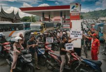 Antrean Solar 1 KM di Sumbar, Warga Rela Tunggu 12 Jam Ilustrasi news network Wartakepri