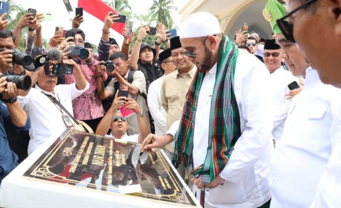 Ahmad Muzani dan Habib Syeikh bin Abdul Qodir Assegaf Resmikan Ponpes Nur Iman Pulau Kasu Ahmad Muzani dan Habib Syeikh bin Abdul Qodir Assegaf Resmikan Ponpes Nur Iman Pulau Kasu