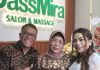 CassMira Buka Cabang Keempat di depan Hotel 01 Batam Center, Promo Diskon 50 Persen Kepala Dinas Pariwisata dan Kebudayaan Ardiwinata bersama Pemilik CassMira Salon & Spa Enni Mira bersama orang tua