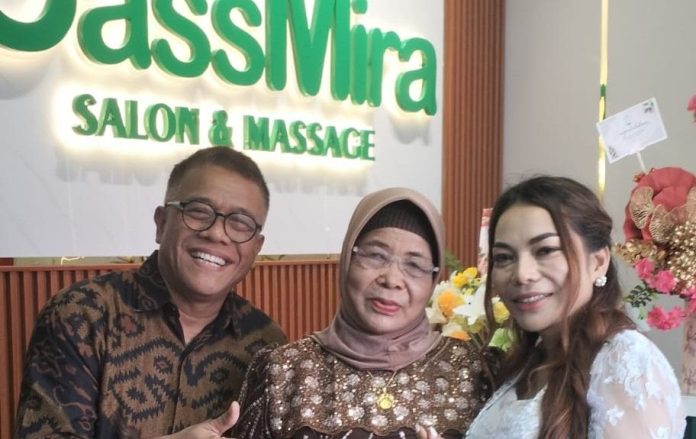 Ardiwinata bersama Pemilik CassMira Salon & Spa Enni Mira bersama Kepala Dinas Pariwisata dan Kebudayaan Ardiwinata bersama Pemilik CassMira Salon & Spa Enni Mira bersama orang tua