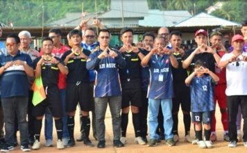 Bupati Aneng dan Ketua DPRD Tutup Turnamen Sepak Bola HUT ke 24 Karang Taruna Desa Air Asuk Bupati Kepulauan Anambas Aneng resmi menutup Turnamen Sepak Bola
