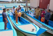Bupati Roby Kurniawan Serahkan 11 Unit Sarana Penangkapan Ikan kepada Kelompok Nelayan Bupati Roby Kurniawan Serahkan 11 Unit Sarana Penangkapan Ikan kepada Kelompok Nelayan