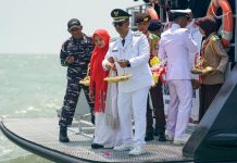 Kenang Pahlawan Perbatasan, Bupati dan Wakil Bupati Tabur Bunga di Laut Karimun Bupati dan Wakil Bupati Tabur Bunga di Laut Karimun 3