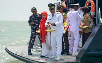 Kenang Pahlawan Perbatasan, Bupati dan Wakil Bupati Tabur Bunga di Laut Karimun Bupati dan Wakil Bupati Tabur Bunga di Laut Karimun 3