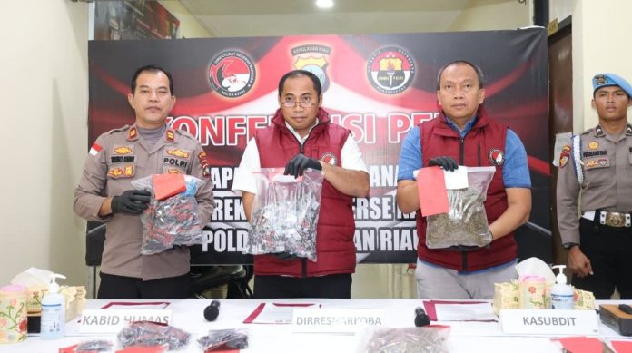 Ditresnarkoba Polda Kepri Ungkap 24 Kasus Narkotika, Amankan 36 Tersangka dan BB Rp1,748 Miliar Ditresnarkoba Polda Kepri Ungkap 24 Kasus Narkotika, Amankan 36 Tersangka dan BB Rp1,748 Miliar