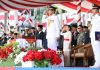 Upacara HUT ke-81 RI, Amsakar Dorong Sinergi Bersama untuk Percepat Pembangunan Batam Wali Kota Batam, Amsakar Achmad, menyerahkan Bendera Merah Putih saat Upacara HUT ke-81 RI di Dataran Engku Putri, Batamcentre, Senin (17/8/2026). HUMAS DISKOMINFO BATAM / DHEO ANANDA PUTRA