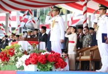 Upacara HUT ke-81 RI, Amsakar Dorong Sinergi Bersama untuk Percepat Pembangunan Batam Wali Kota Batam, Amsakar Achmad, menyerahkan Bendera Merah Putih saat Upacara HUT ke-81 RI di Dataran Engku Putri, Batamcentre, Senin (17/8/2026). HUMAS DISKOMINFO BATAM / DHEO ANANDA PUTRA
