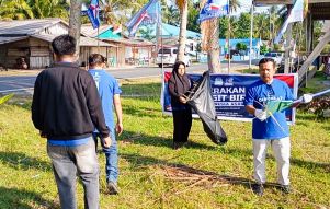 gotong royong membersihkan kawasan Pantai Teluk Selahang, Desa Limau Manis, Kecamatan Bunguran Timur Laut