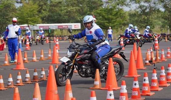 Jangan Asal Miring! Begini Teknik Menikung Motor yang Tepat Jangan Asal Miring! Begini Teknik Menikung Motor yang Tepat