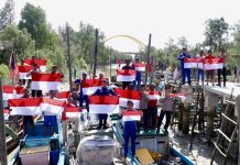 Semangat Nasionalisme, Polres Karimun Bagikan dan Pasang Bendera Merah Putih Jelang HUT ke-81 RI Menyambut kemerdekaan Republik Indonesia ke-81 tahun 2026, Polres Karimun beserta seluruh Polsek jajaran turun langsung ke jalan untuk membagikan dan memasang Bendera Merah Putih bersama masyarakat Karimun, Senin (3/8/2026). Aksi nyata ini digelar