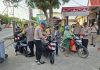 Bagi-bagi Bendera Merah Putih, Polsek Meral Ajak Masyarakat Perkuat Nasionalisme HUT RI ke-81 Polsek Meral, Polres Karimun,