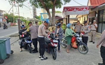 Bagi-bagi Bendera Merah Putih, Polsek Meral Ajak Masyarakat Perkuat Nasionalisme HUT RI ke-81 Polsek Meral, Polres Karimun,