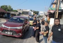 IWO Karimun Turun ke Jalan, Bagikan Ratusan Bendera untuk Kobarkan Semangat Nasionalisme