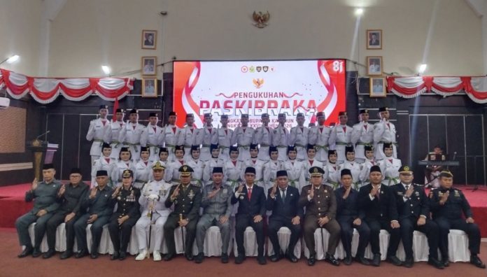 Langkah tegap 32 anggota Paskibraka Angkatan XXVII Karimun resmi Langkah tegap 32 anggota Paskibraka Angkatan XXVII Karimun resmi