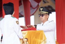 Bupati Iskandarsyah Ajak Warga Karimun Jaga Persatuan di HUT ke-81 RI Bupati Karimun Iskandarsyah, memimpin Upacara Hari Ulang Tahun