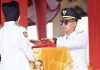 Bupati Iskandarsyah Ajak Warga Karimun Jaga Persatuan di HUT ke-81 Republik Indonesia Bupati Karimun Iskandarsyah, memimpin Upacara Hari Ulang Tahun