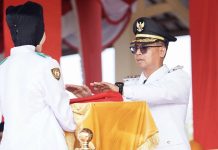 Bupati Iskandarsyah Ajak Warga Karimun Jaga Persatuan di HUT ke-81 Republik Indonesia Bupati Karimun Iskandarsyah, memimpin Upacara Hari Ulang Tahun