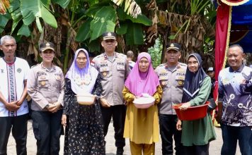 Sambangi Pulau Buru, Kapolres Karimun Salurkan Bansos dan Dorong Masyarakat Jaga Keamanan