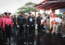 Diterjang Hujan, 270 Regu Tetap Membara di Gerak Jalan HUT ke-81 RI Karimun Sebanyak 270 regu dari berbagai jenjang pendidikan hingga kelompok umum tetap antusias