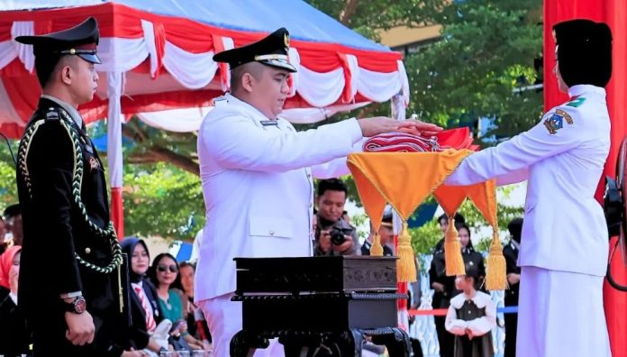 Jadi Inspektur Upacara HUT ke-81 RI, Bupati Roby Ajak Warga Bintan Isi Kemerdekaan dengan Karya