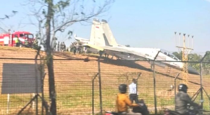 Jet Tempur Sukhoi SU-30 TNI AU Tergelincir di Bandara Sultan Hasanuddin Jet Tempur Sukhoi SU-30 TNI AU Tergelincir di Bandara Sultan Hasanuddin