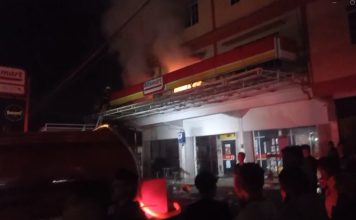 Damkar Tanjunguban dan TNI-Polri Berjibaku Padamkan Kebakaran di Alfamart Kebakaran Alfamart Tanjunguban