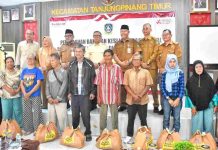 Krisis Fiskal, Pemprov Kepri Salurkan 1.820 Paket Sembako untuk Warga Tanjungpinang Krisis Fiskal Ekonomi, Pemprov Kepri Salurkan 1.820 Paket Sembako untuk Warga Tanjungpinang
