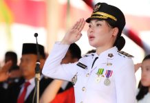 Li Claudia Cium Merah Putih, Apresiasi Kesuksesan Rangkaian Upacara HUT ke-81 RI Li Claudia Cium Merah Putih, Apresiasi Kesuksesan Rangkaian Upacara HUT ke-81 RI