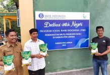 Melihat Proses Batang Sagu Jadi Tepung Hasil Kerjasama BI dan BUMDes di Desa Panggak Laut Lingga Melihat Proses Batang Sagu Jadi Tepung Hasil Kerjasama BI dan BUMDes di Desa Panggak Laut Lingga