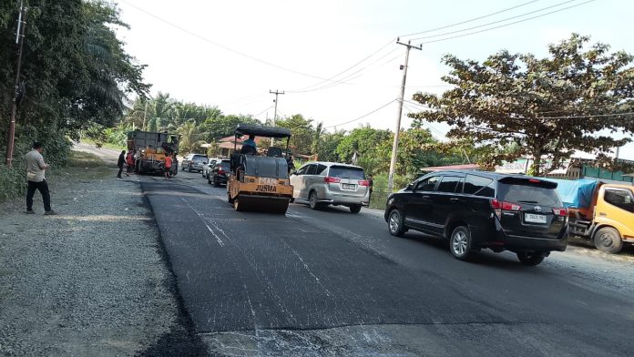 Pemprov Riau Perbaiki Ruas Jalan Maredan-Simpang Buatan Pemprov Riau Perbaiki Ruas Jalan Maredan-Simpang Buatan