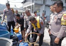 Warga Terdampak Kemarau, Polres Anambas Kirim 20 Ton Air Bersih ke Desa Sri Tanjung Polres Anambas Kirim 20 Ton Air Bersih ke Desa Sri Tanjung